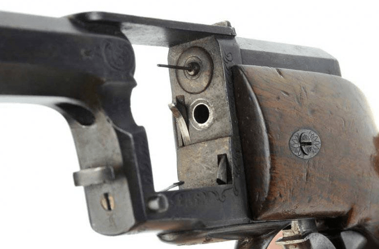 按我的看法,这种双动转轮肯定是符合当时潮流的,整合了底火的纸包弹