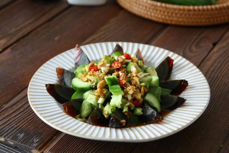 春天开胃爽口小菜 5分钟就能搞定的松花蛋拌黄瓜 简单好做 小伙伴