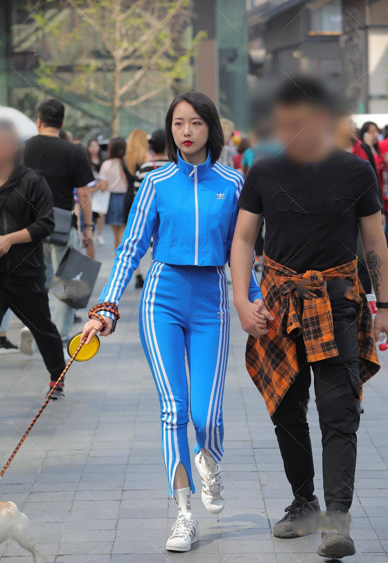 蓝色运动外套搭配蓝色运动裤,运动的女性是最美丽的