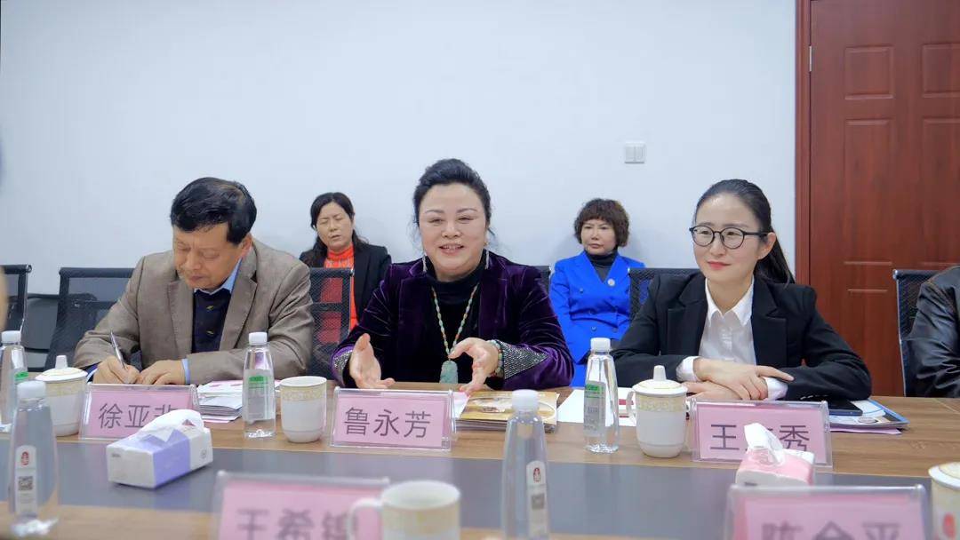 春甫集团副总经理王文秀向各位领导汇报了女性创业就业孵化平台的各项