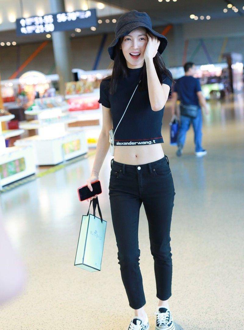 原创金晨太会炫腹黑色露脐装搭配牛仔裤利落大气牛奶肌更抢眼