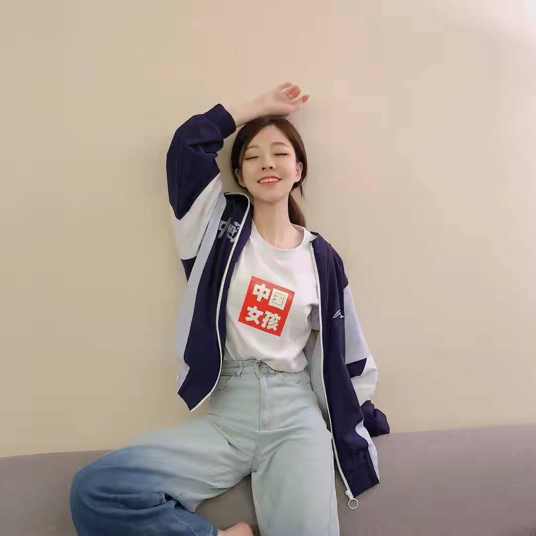 原创冯提莫太自信了怼脸拍露出超浓眼线穿学生装看着还真挺嫩