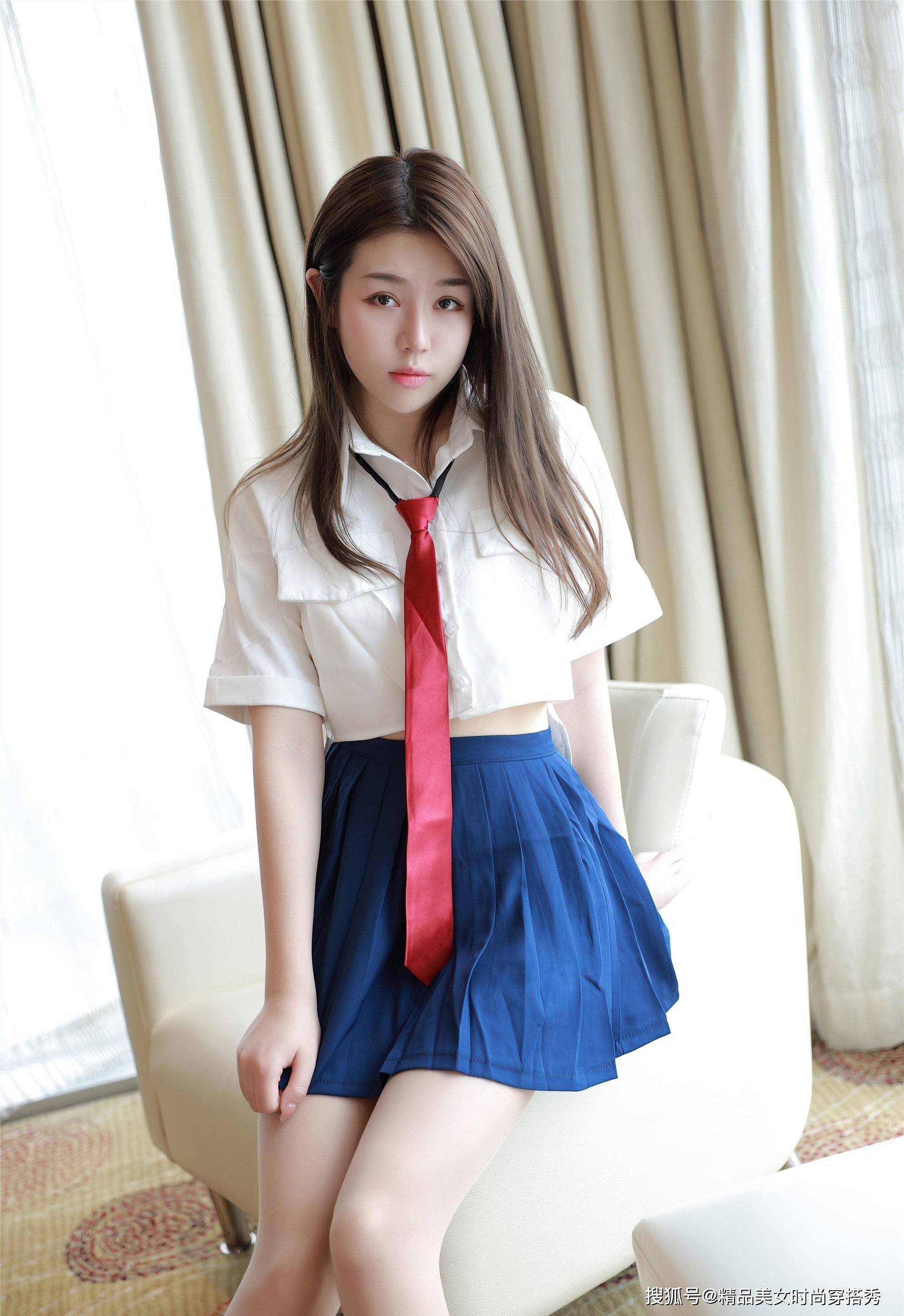 白色的衬衫搭配蓝色的百褶裙超级减龄的一套学院风穿搭