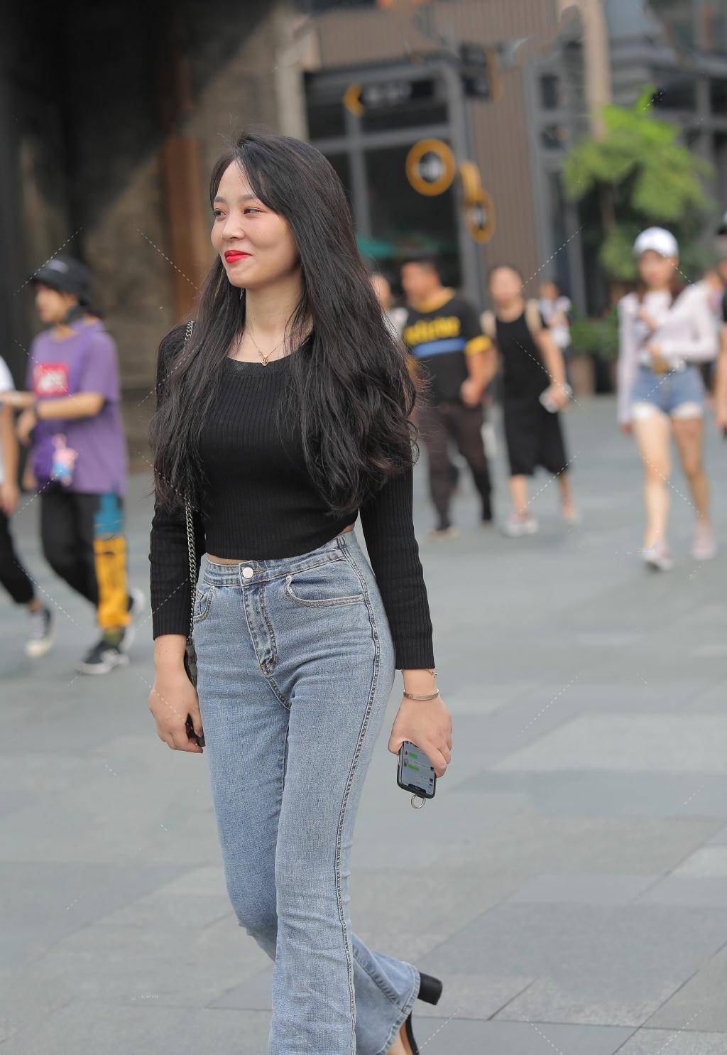 牛仔喇叭裤个性实用四季可穿用心搭配让你远离撞衫美出自信