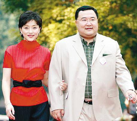 原创她放弃央视铁饭碗与老公离婚嫁商业巨鳄如今51岁身价70亿