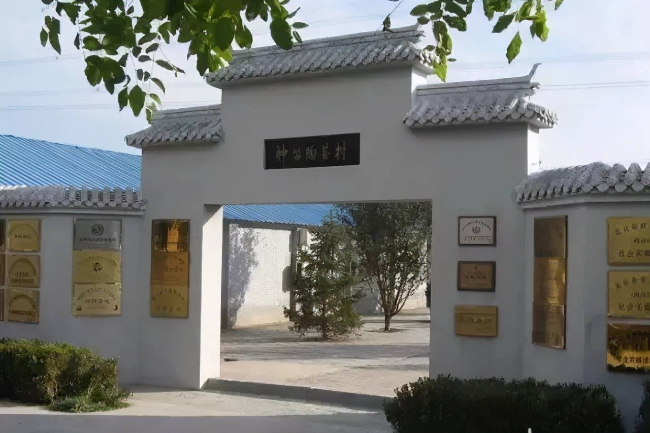 北京市顺义空港第二小学二年级学生走进神笛陶艺村 体验制陶全过程