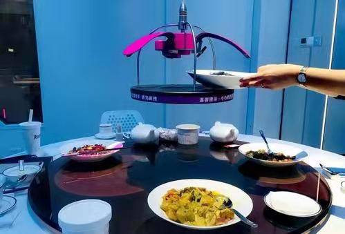 千玺机器人餐厅工作的机器人