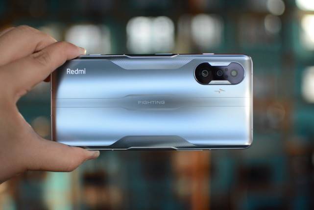 原创redmik40游戏版上手体验轻薄机身在游戏手机中不多见