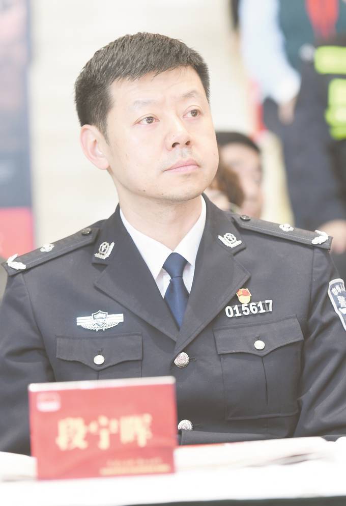 南京市公安局地铁分局政委段宁晖红色经典电影海报展余音绕梁