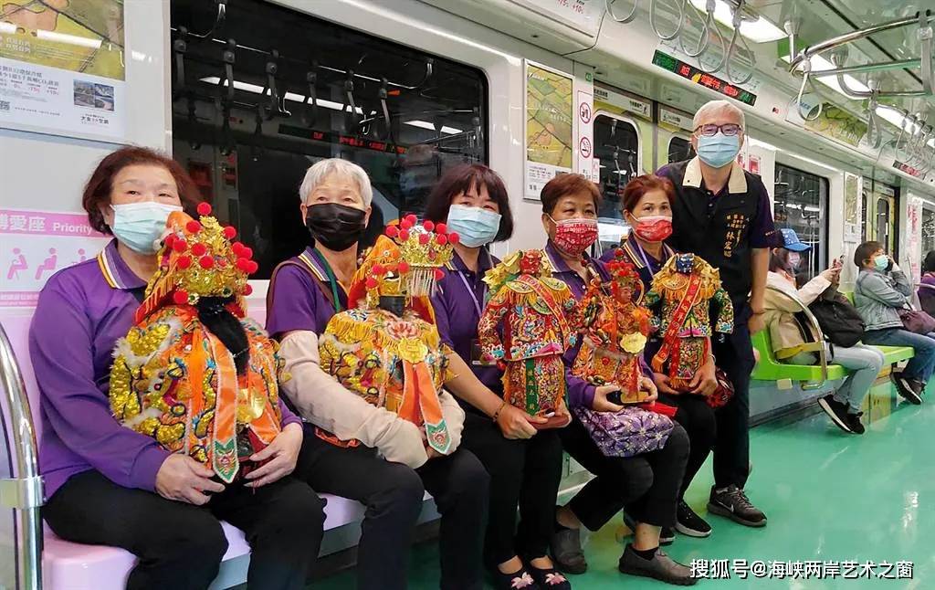 臺中捷運綠線通車媽祖武財神等也來搭捷運