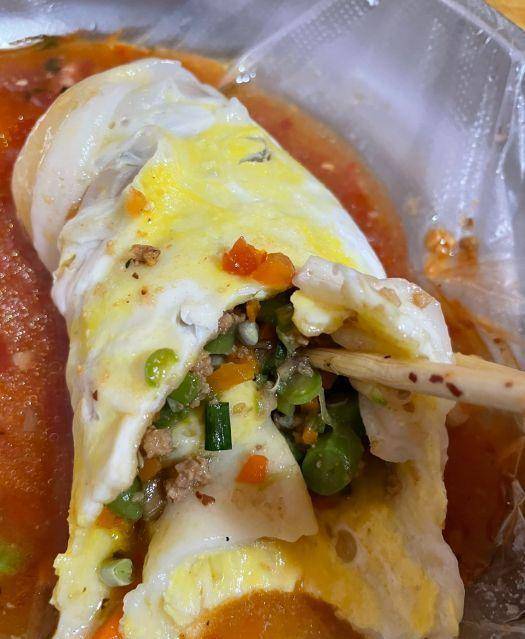 广西大哥路边卖卷筒粉,晚上7点半才出摊,客人太多经常被投诉