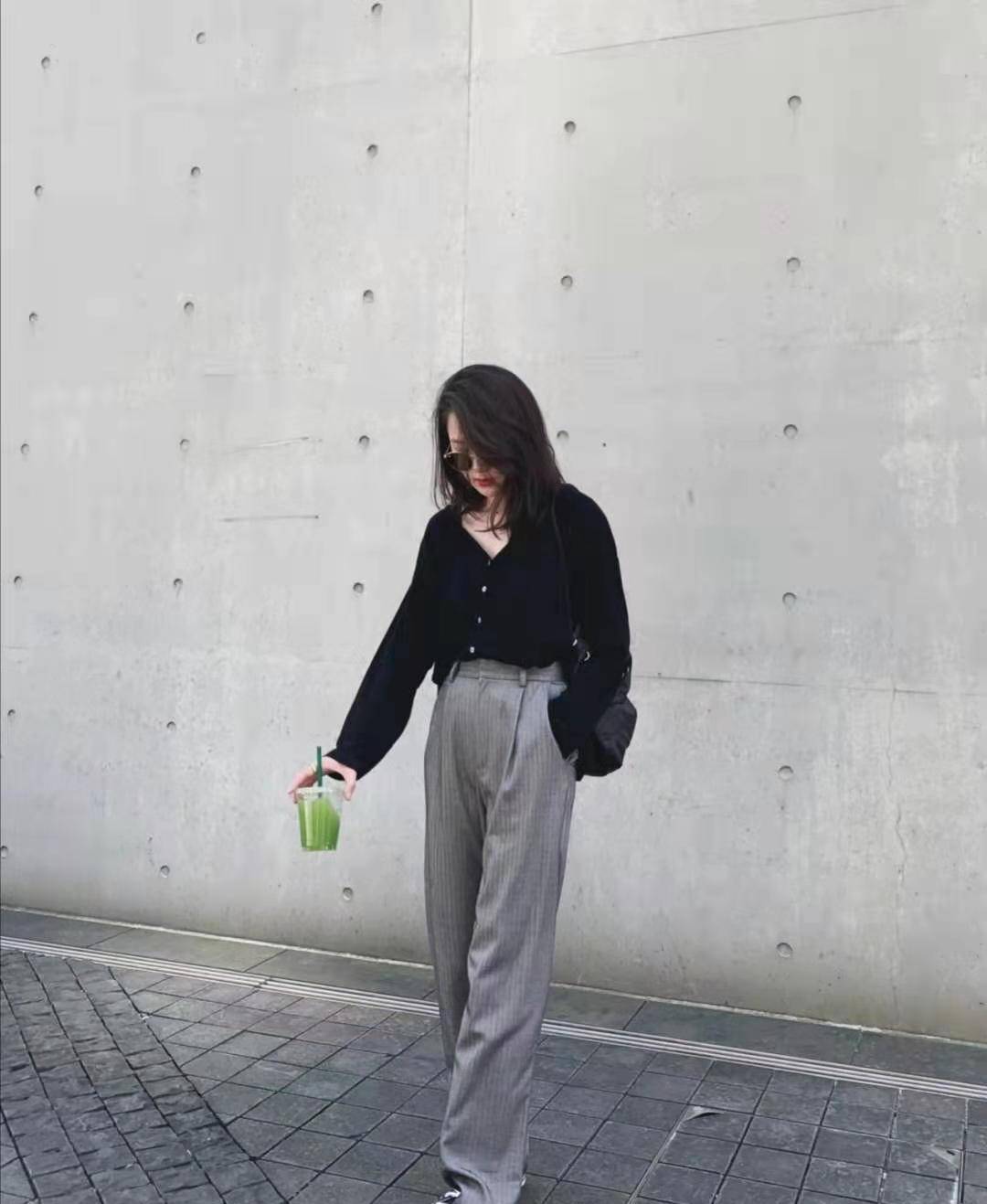 黑色上衣配什么颜色的裤子好看 Look