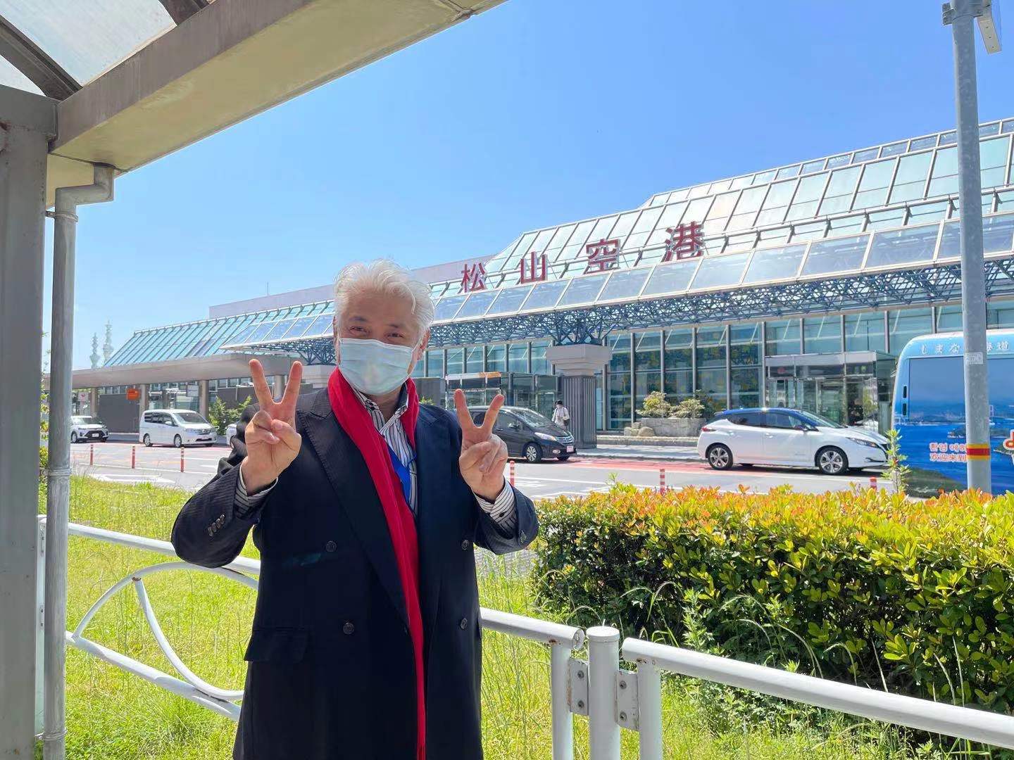 伴着濑户内海飒飒朗朗的风,飞机缓缓降落在松山机场.