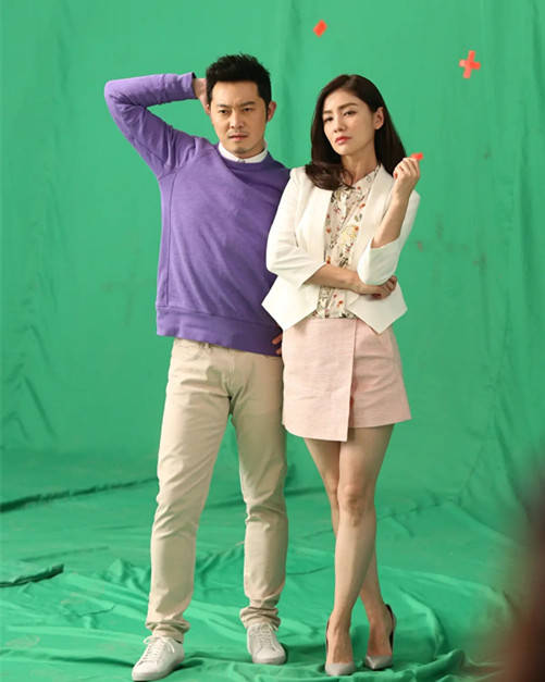 原创胡可和老公秀幸福照穿粉色短裙秀性感沙溢动作笨拙好油腻