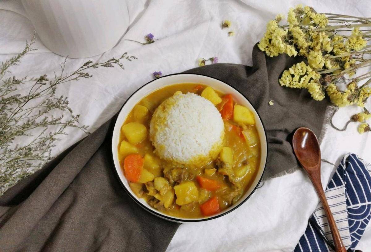 咖喱牛肉饭只有独居的人才能享受它的美好