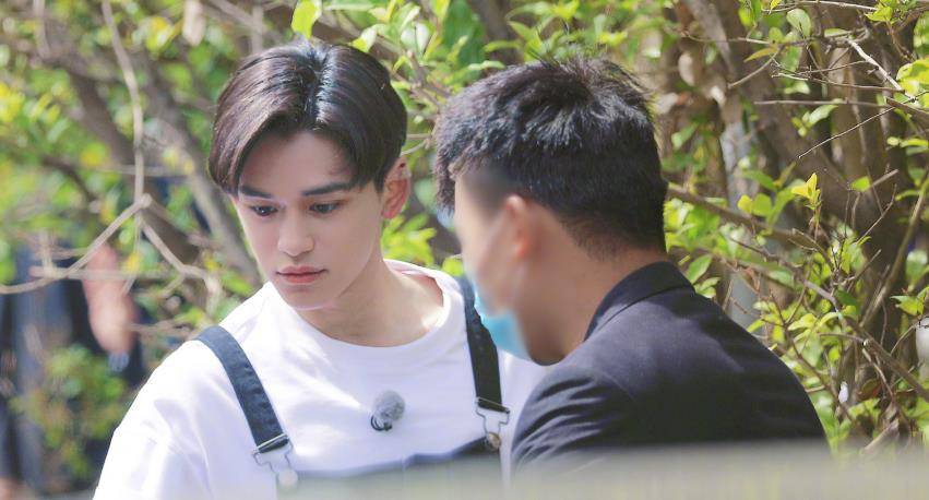 蔡徐坤白衣少年黄旭熙少年感太强奔跑吧路透现苗苗身影