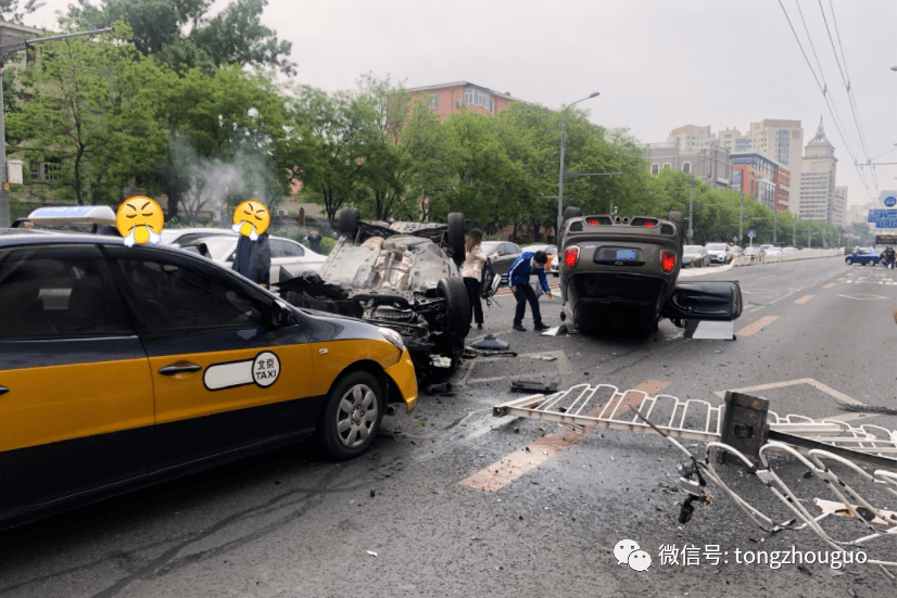 惨烈北京迈腾与mini斗气双双翻车现场冒烟像战场