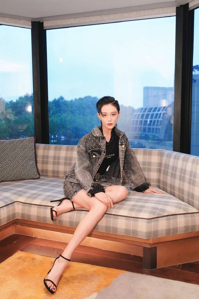 张馨予晒游西子湖畔美照,又飒又美似女团,满屏大长腿难怪何捷喜欢