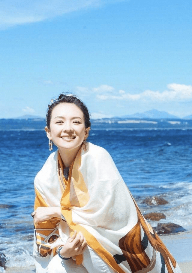 章子怡仗着颜值高,披花丝巾挑战"大妈沙滩照",意外洋气时髦