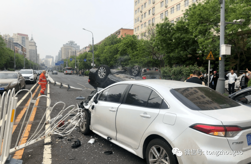 惨烈北京迈腾与mini斗气双双翻车现场冒烟像战场