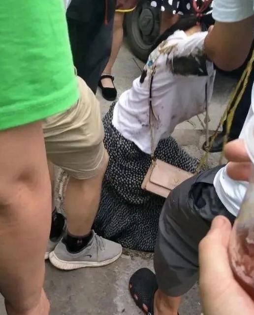 原创山东一女子说买的东西不好吃老板在背后踹了一脚有几米远