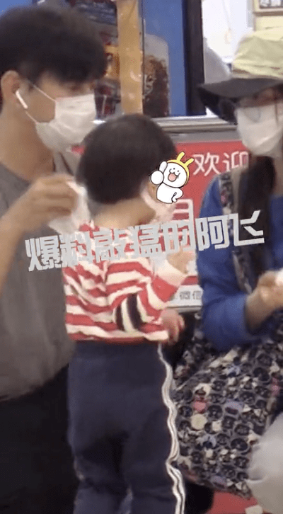 刘诗诗吴奇隆一家三口罕见同框，带儿子逛超市被拍