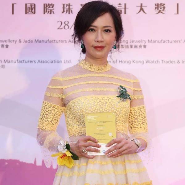 原创奇女子顾纪筠曾经是奥运会主持人携夫出游富豪老公满头白发