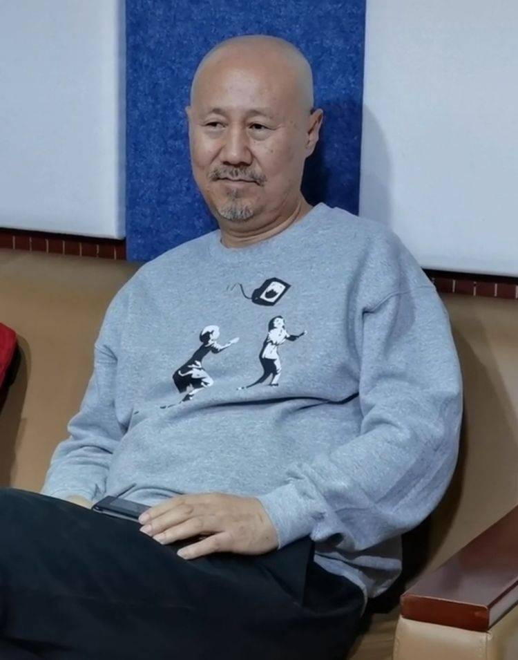 腾格尔近照发福明显,胡子花白双下巴抢镜,录音棚却略简陋