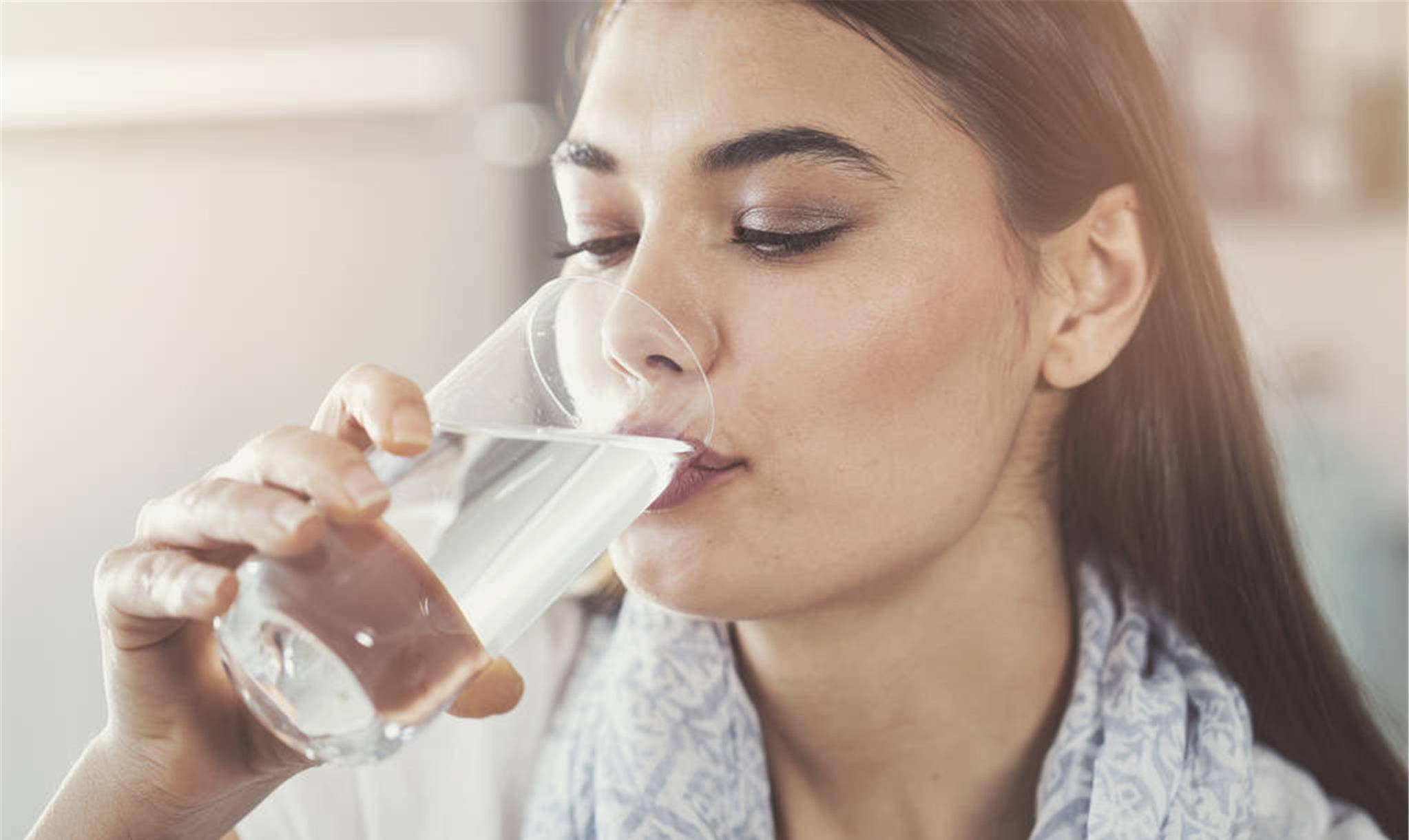 口渴了才想起为身体补充水分，养成主动喝水的习惯，保持小口勤喝慢喝。