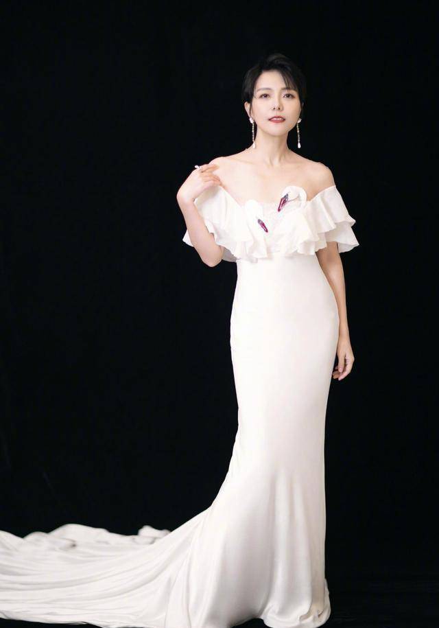 原创汪涵老婆杨乐乐穿滑溜裙秀迷人曲线真不像当妈的人