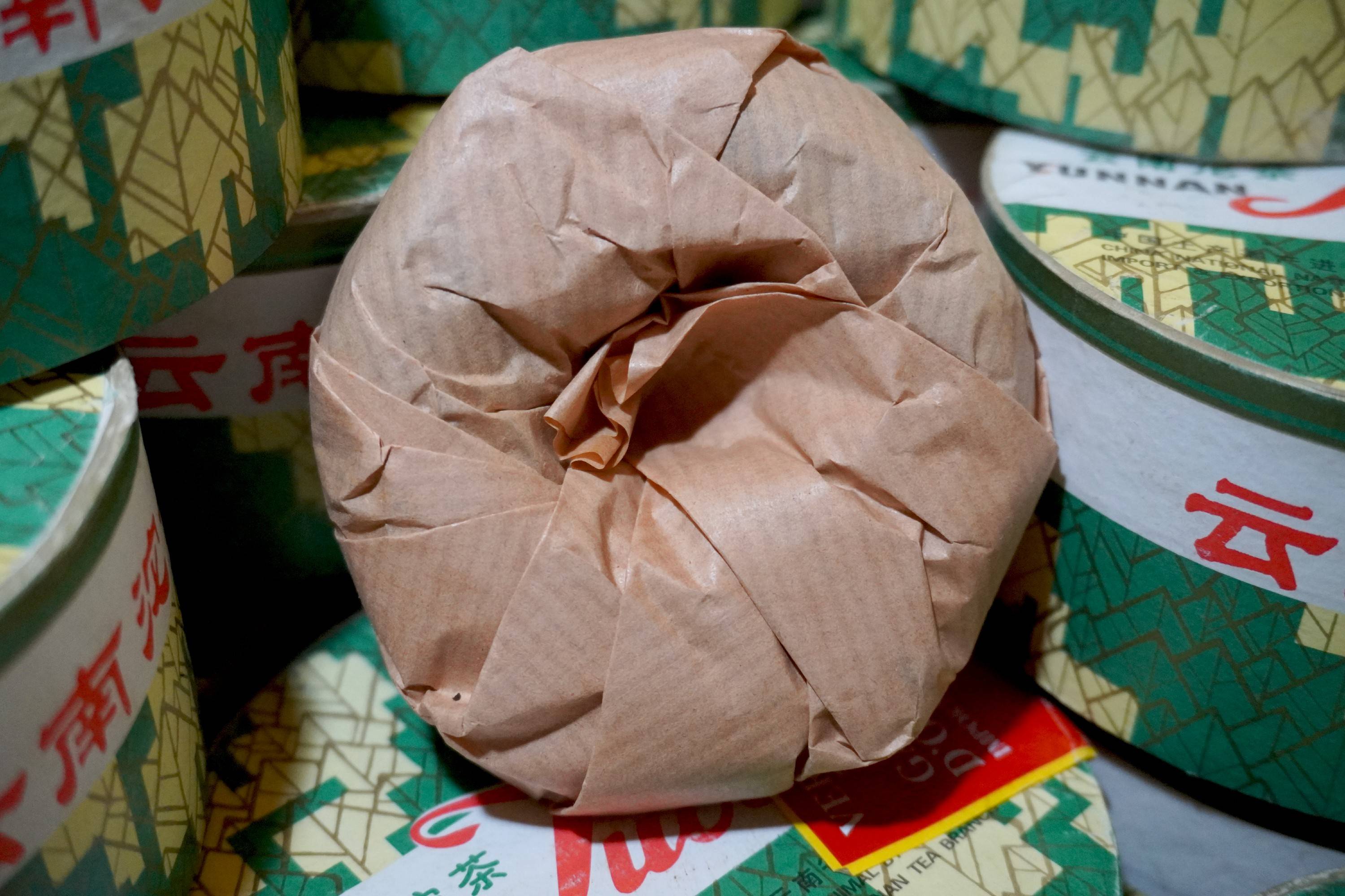 普洱"掌柜一边冲泡,一边向大家耐心科普:96销法沱的包装纸俗称鸡皮纸