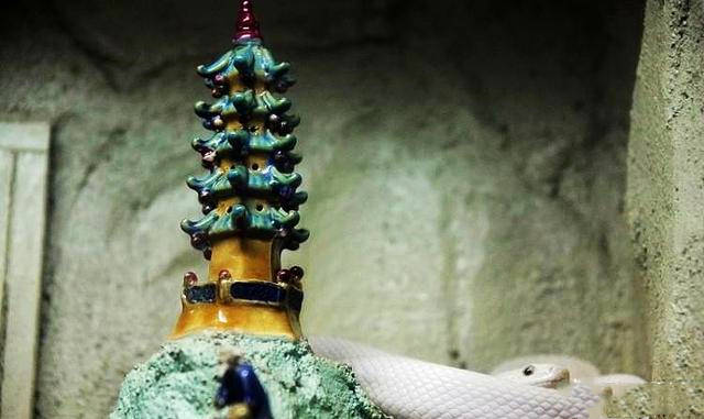 为何雷峰塔会倒塌78年以后专家发掘地宫没有白蛇却有另一发现