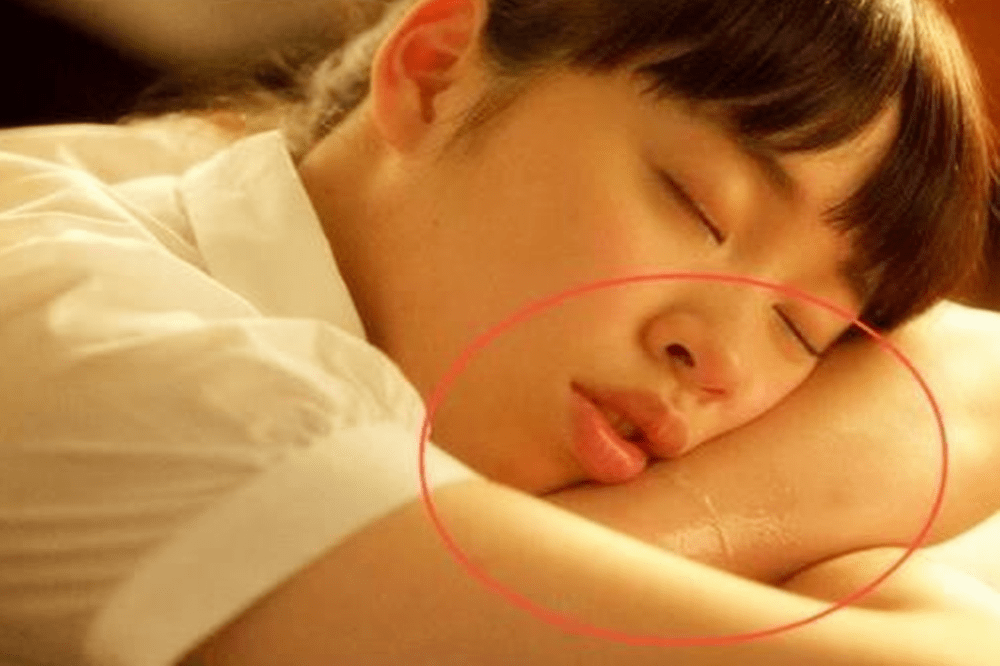 原创娃睡觉流口水是睡得香可不是想得那么简单影响健康和颜值