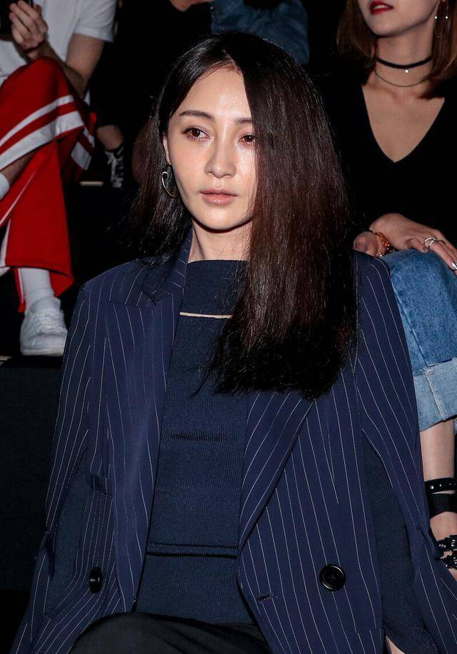 原创姚笛穿搭好时髦米白色礼服配丸子头尽显优雅气质