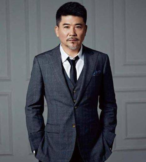 他是被严重低估的老戏骨，照顾重病发妻30年，晚年无子唯狗相伴