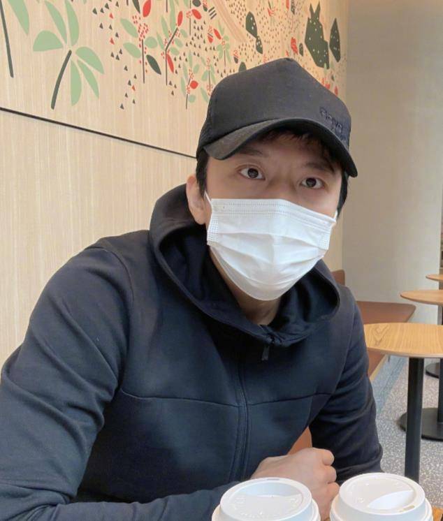 因为眉眼真的很像,当时刘忠巍走红的原因就是因为长得很像小栗旬,后来