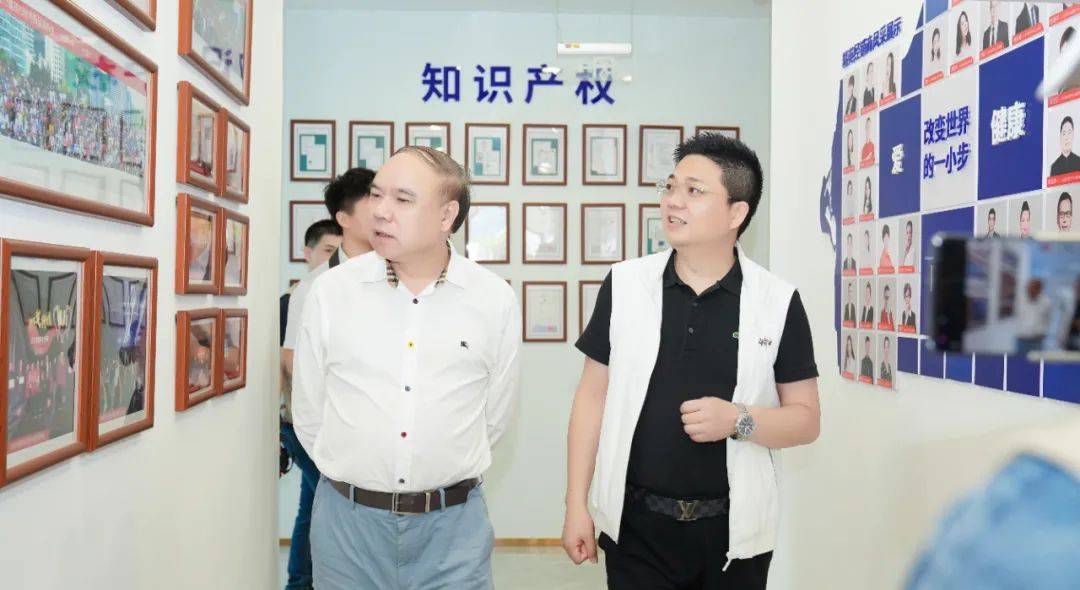 【聚焦】人民日报社人民论坛专题调研组走进足行健!_吴兴良