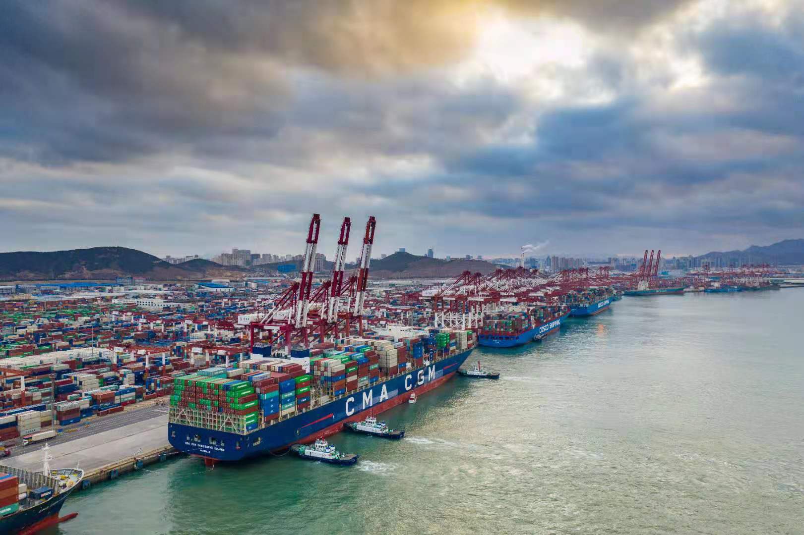 山东港口青岛港船舶满生产忙火热会战迎quot五一quot