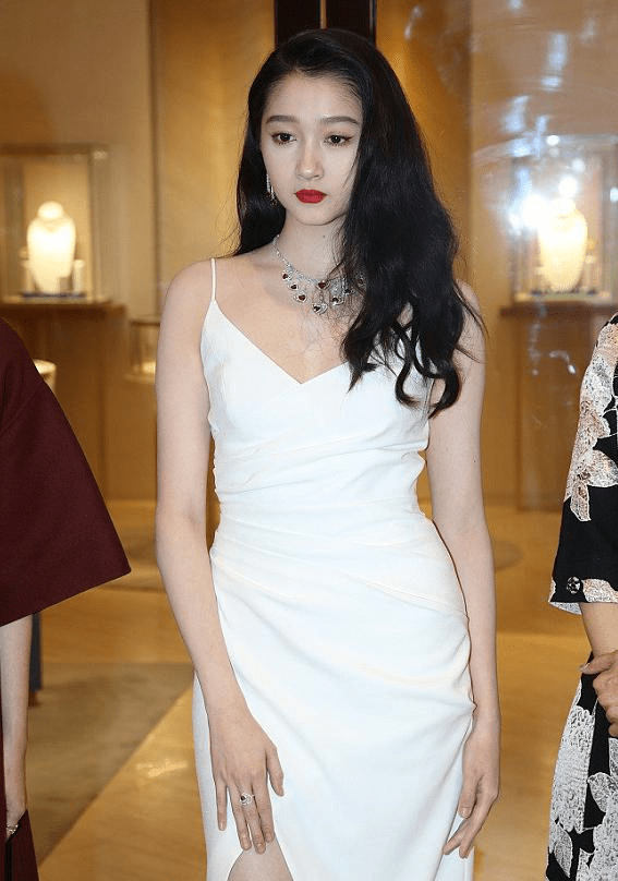 关晓彤生图白到发光无修图腿又细又长不愧是腿精