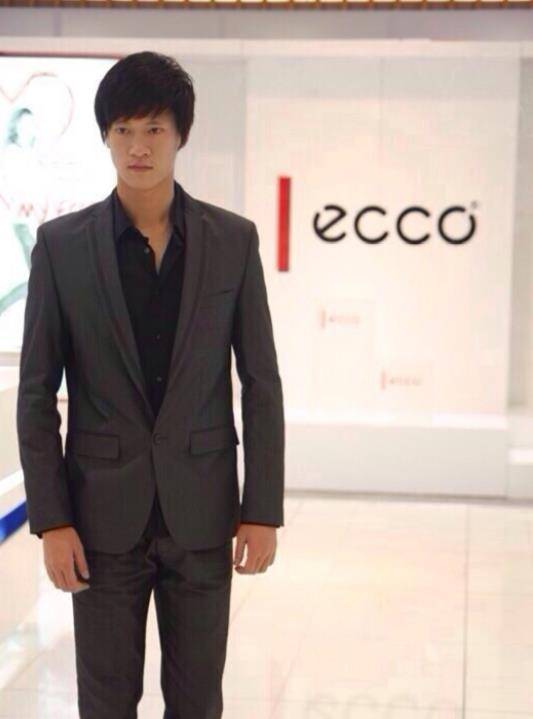 这个保镖的名字叫刘忠巍,其实在当保镖之前是一个很帅气的模特.