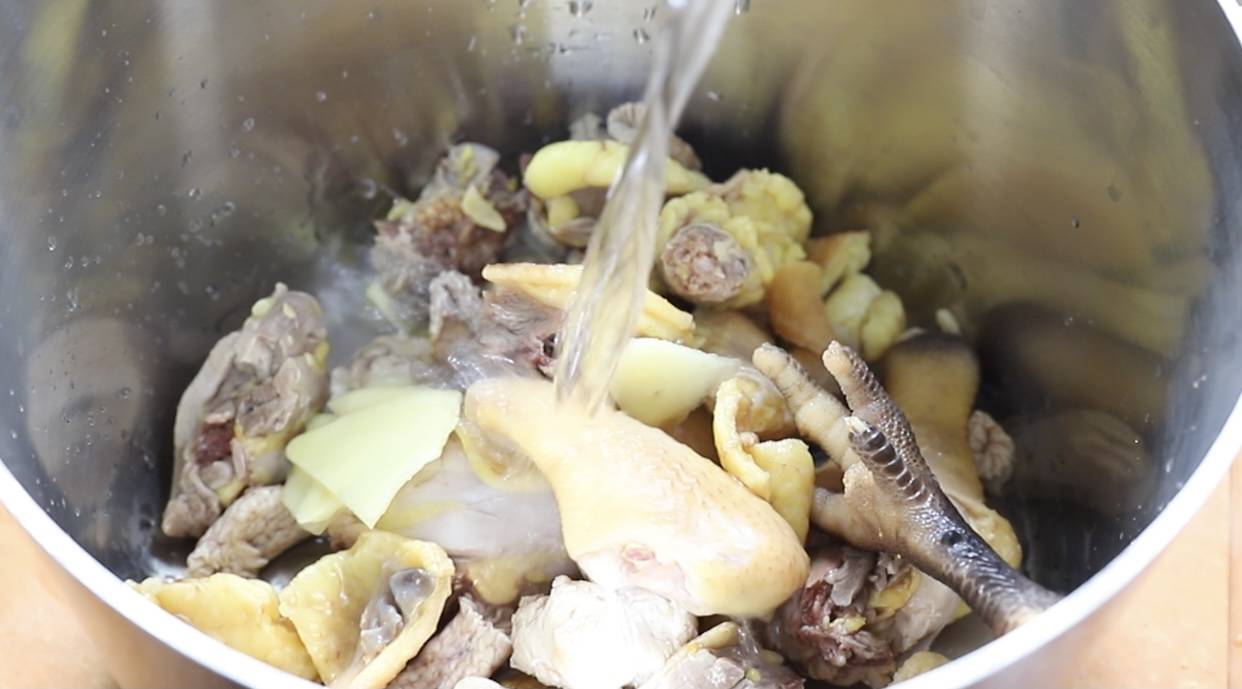 原创
竹荪鸡汤鲜美滋补,你却把它炖成了洗衣粉味儿,主要错在这一步