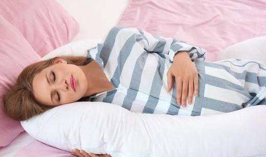 婴儿怎么趴着睡觉更健康 dbe39cba73394612bb4e817a48580f4a.jpeg