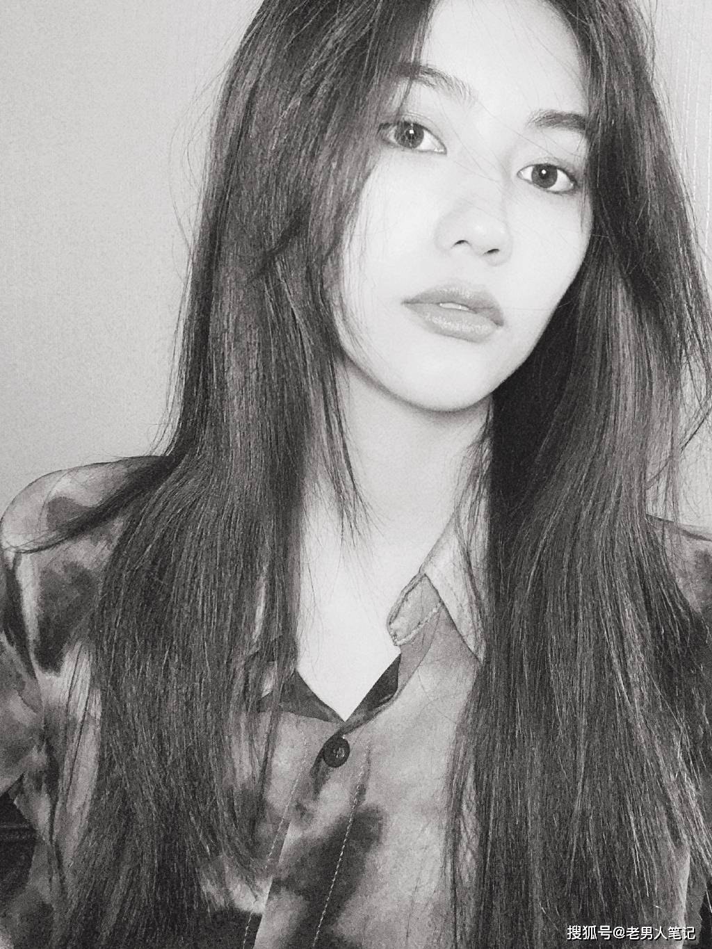 。她原名周晓凡，毕业于北京电影学院，《悬崖之上》是她的银幕处女作。小编简单扒了一下，终于翻到了周晓凡更详细一点的资料，1997年1月6日出生