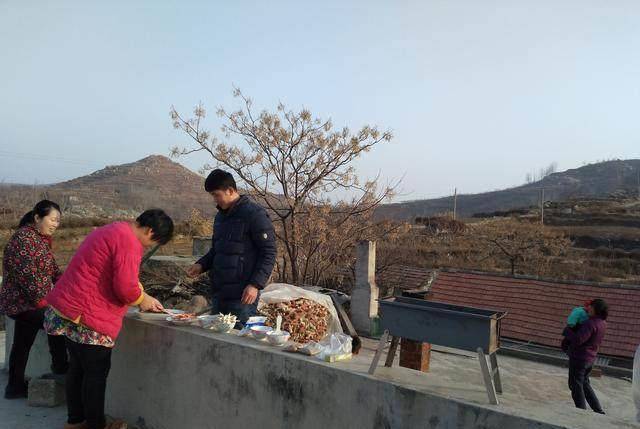 屋顶|冬日乡土风情味正浓，我和妹夫在房顶做烧烤，还有妻子爱吃的烤鱼