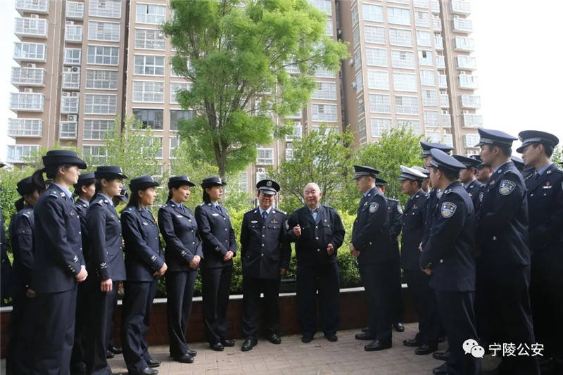 在他的指引下,40余名青年民警走进了宁陵县城区中央豪庭小区