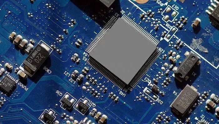 创业图存 在 缺芯 的天空下 一周车谭 电池