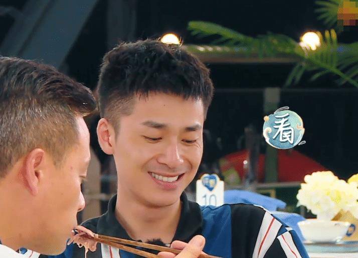 "帮厨"宣布暂别中餐厅,镜头特写赵丽颖表情,有无台本一望而知_冯伟