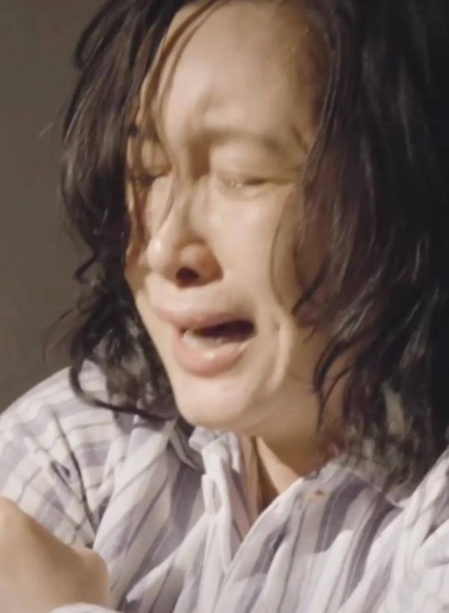 一场45秒的无声哭戏,愣是演出了三个层次,张艺谋起立带头鼓掌!_秦海璐