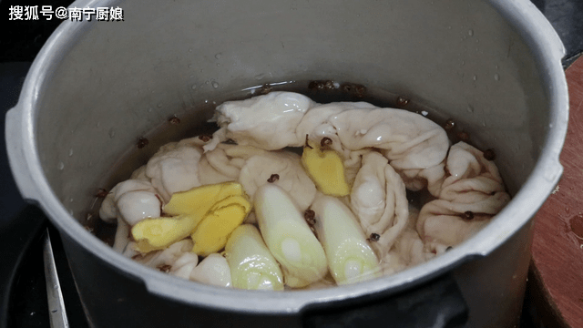 原创
肥肠的家常菜做法,外酥里糯,下酒又下饭,一周吃5次都不嫌腻
爆炒肥肠