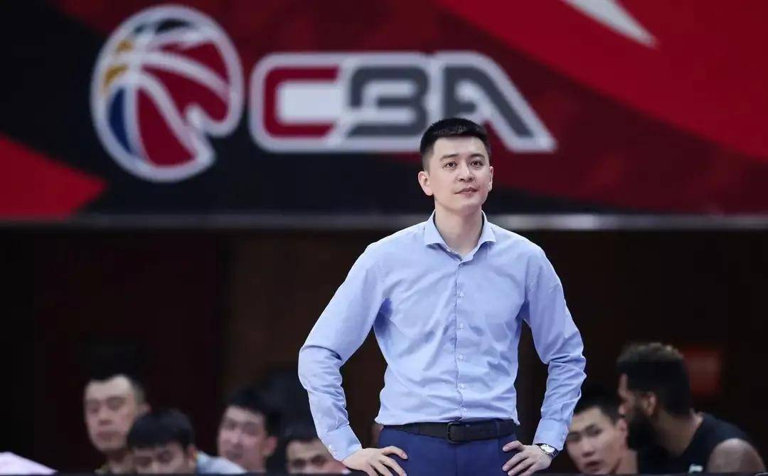 作为一名仅仅只有36岁的主教练,杨鸣在整个辽篮教练组中的资历是最浅
